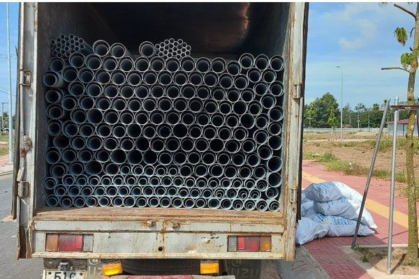 Xe giao hàng ống nhựa Hoa Sen của đại lý cấp 1 đến công trình tại Đồng Tháp