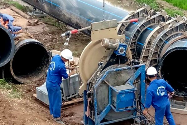 Tổng đại lí phân phối ống Hoa Sen miền Nam giao hàng tận công trình ở quận Tân Phú. 